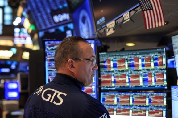 کاهش قیمت نفت و بازار سهام: آنچه سرمایه‌گذاران و صاحبان مشاغل اکنون باید بدانند