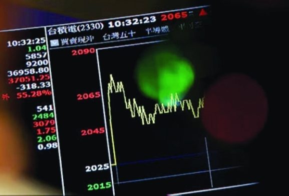 Surging Oil Prices Exceed $100: Implications for Businesses Amid Hormuz Tensions