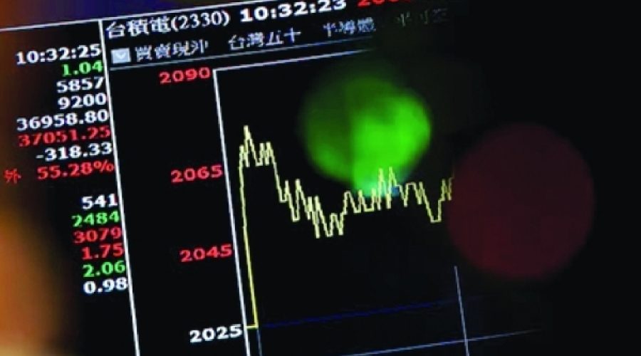 Surging Oil Prices Exceed $100: Implications for Businesses Amid Hormuz Tensions