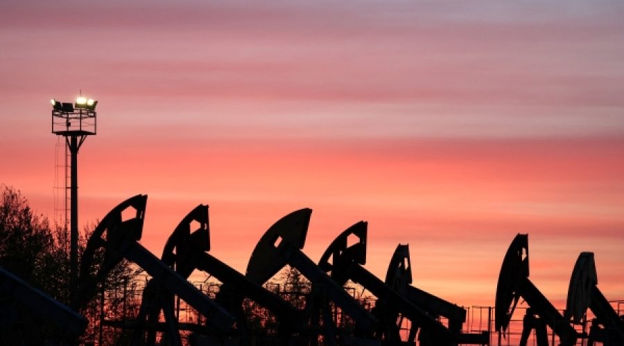 طفرة النفط الإيرانية وسط العقوبات الأمريكية: تداعياتها على المستثمرين والشركات في سلطنة عمان