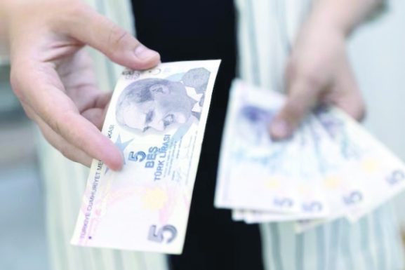 تأثير مخاطر تجدد الحرب الإيرانية: ماذا يعني انخفاض أسهم الأسواق الناشئة وأسعار صرف العملات الأجنبية للمستثمرين والشركات في سلطنة عمان؟