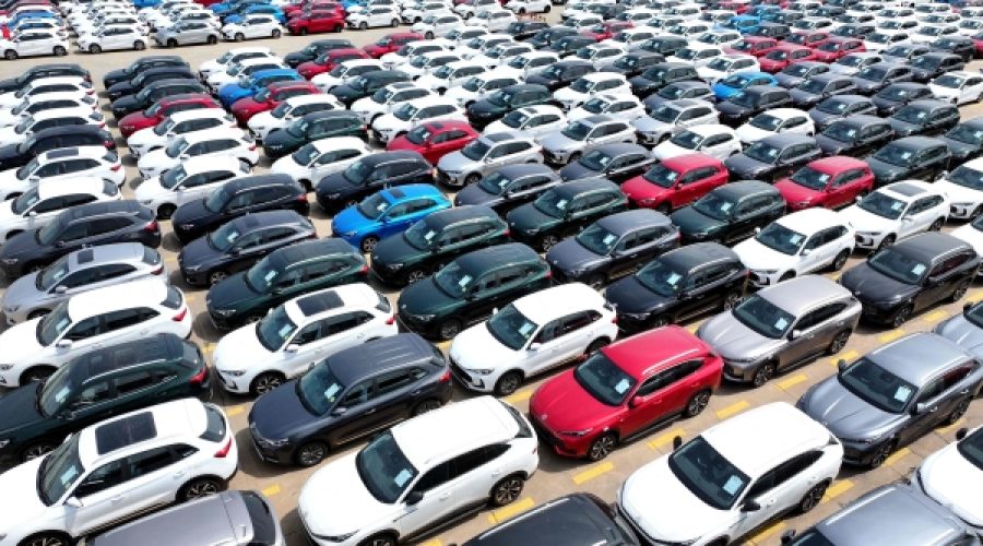 الولايات المتحدة ترفع الرسوم الجمركية على السيارات في الاتحاد الأوروبي إلى 25%: ما يعنيه ذلك للتجارة الدولية والمستثمرين