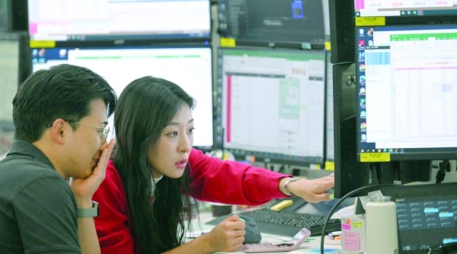 Global Shares Dwindle and Bond Yields Surge: Implications for Investors and Businesses Amid Inflation Concerns