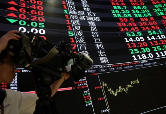 Global Markets Stabilize: What the US-Iran Ceasefire Means for Investors and Oil Prices