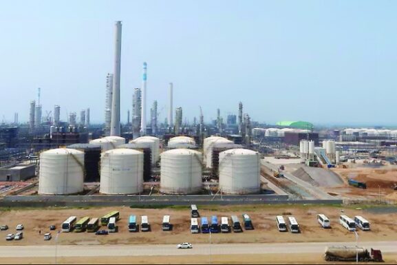 Oil Prices Dip for Third Consecutive Day Post-Doha Talks: Implications for Investors and Businesses in Oman