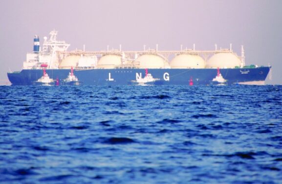 Record Global LNG Trade in 2025: Implications for Investors and Businesses in Oman