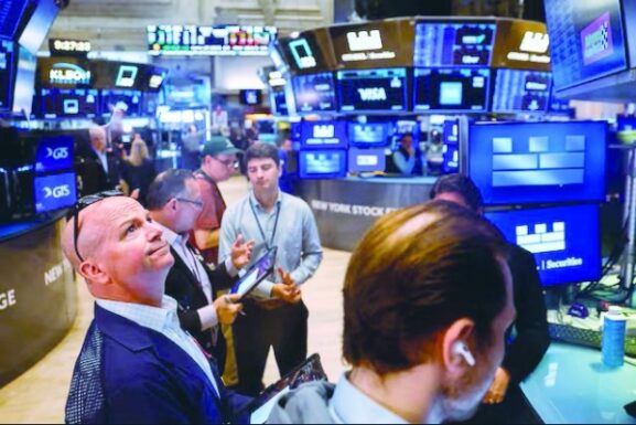 Higher Earnings Bar for US Stock Market Rally: Implications for Omani Investors and Businesses